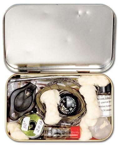 Survival Tin, Zombie Plan, Zelt Camping, Doomsday Survival, Altoids Tin, Camping Diy, Altoid Tin, Survival Blanket, Altoids Tins