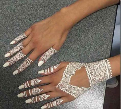 Easy white mehndi designs White Henna Tattoo, White Henna Designs, Henna Nails, Cute Henna, Tato Henna, Henna Tattoo Designs Hand, Henna Body Art, Tattoo Henna, White Henna