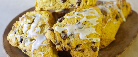 Ready in only 35 minutes, these pumpkin chocolate chip scones top the flavors of fall with a cidery glaze. Pumpkin Chocolate Chip Scones Recipe, Chocolate Chip Scones, Scone Mix, Betty Crocker Recipes, Homemade Scones, Bisquick Recipes, Pumpkin Scones, Pumpkin Chocolate Chip, Cherry Almond