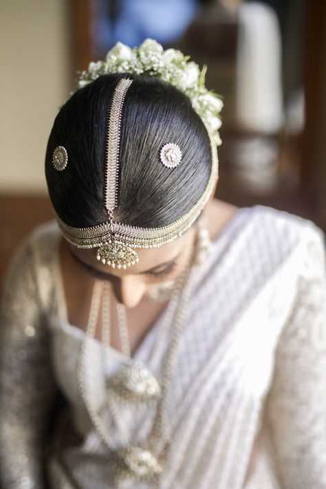 Kandyan jewellery #srilanka #wedding #bride  By Ruwani Herath Fernando Kandyan Jewellery, Sri Lankan Bride, Bengali Bridal Makeup, Bridal Bun, Ear Chain, Sri Lanka, Bridal Makeup, Korean Actors, Bridal Jewelry