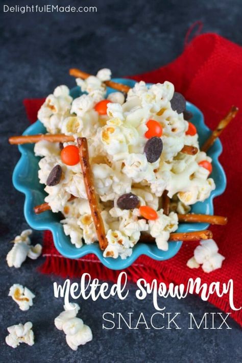 Snowman Popcorn, Popcorn Snack Mix Recipes, Snowman Snack, Fun Popcorn, Snack Mix Recipe, Watching Christmas Movies, Winter Snack, Popcorn Mix, Building A Snowman