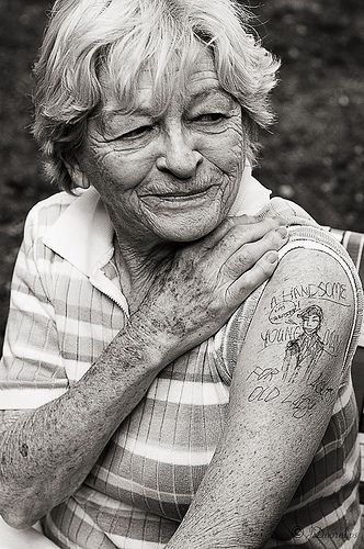 I was recently thinking about tattoos. Parents always say, "When you are older you will regret your tattoo." But I keep imagining some granny out there with a tattoo of a skull with 0 regrets. It's a funny image :) Funny Granny Pictures, Old People With Tattoos, Hipster Tattoos, People With Tattoos, Snow Tattoo, Granny Picture, Hipster Tattoo, Dream Illustration, Funny Image