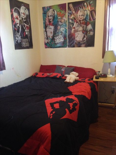 Harley Quinn bed and room Marvel And Dc Room Ideas, Joker Bedroom, Joker Room Decor, Joker Themed Room, Harley Quinn Decor, Harley Quinn Bedroom, Punk Bed Sets, Harley Quinn Artwork, Harley Quinn Comic