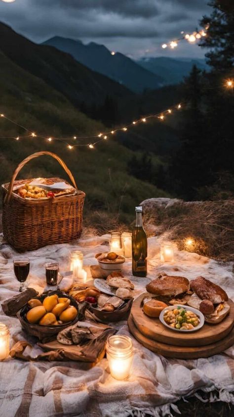 Perfect Dates Romantic, Mountain Picnic Aesthetic, Fall Picnic Wedding, Fall Picnic Ideas Romantic, Picnic Aesthetic Romantic, Outdoor Wedding Picnic, Night Picnic Date, Picnic At Night, Fall Picnic Aesthetic