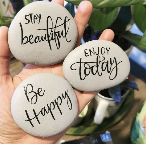 Painted Garden Rocks, Inspirational Rocks, Garden Rock Art, Diy Rock Art, Photo Frame Wallpaper, Stone Art Painting, Diy Event, Painted Rocks Craft, Painted Rocks Diy