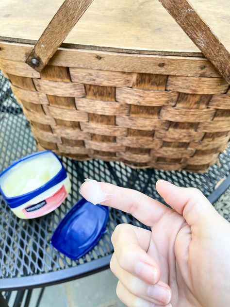 Thrift store picnic basket makeover is simple with this faux finish technique to give it instant cottage charm. #picnicbasket #paintedbasket #basketmakeover #fauxfinish Vintage Picnic Basket Decor, Painted Baskets Ideas, Picnic Basket Makeover, Painting Wicker Baskets, Wicker Basket Makeover, Picnic Basket Diy, Wicker Basket Diy, Picnic Basket Decor, Paint Wicker Basket