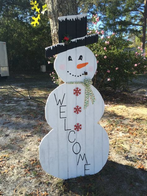 Christmas Outdoor Decorations Ideas, Christmas Outdoor Decor Yard Decorations, Christmas Outdoor Decorating, Wooden Christmas Yard Decorations, Christmas Garden Decor, Outdoor Decorations Christmas, Snowman Christmas Trees, Snowman Outdoor Decorations, Outdoor Snowman