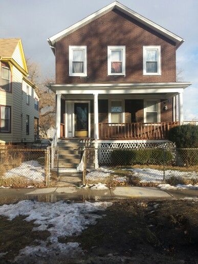 South Side Chicago House, Chicago Homes Suburbs, Chicago House Aesthetic, Chicago Suburbs Houses, Low Class House, 2000s House Interior, Shameless Chicago, Old Suburban House, Midwestern House