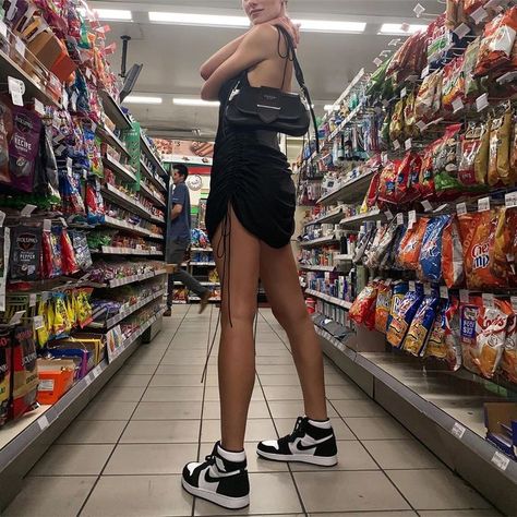 13 Fresh Ways Fashion Girls Are Styling Nike in 2020 High Top Sneakers Outfit, Jordan Outfits Womens, Outfits With Jordan 1s Fashion Styles, Stile Kendall Jenner, Jordan 1 Outfit Women, Jordan 1 Outfit, Sneaker Outfits, Jordan Outfit, Streetwear Girl