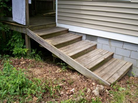 Deep steps coming off the back porch Low Rise Stairs, Ramp Porch, Stairs For Mobile Home, Deck Stairs Landing, Build Stairs, Stairs Decoration, Outside Steps, Types Of Stairs, How To Build Steps