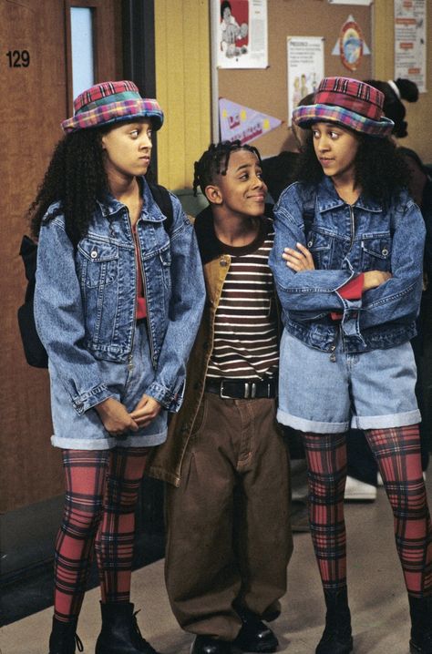 11 Celebs Who Rocked Denim On Denim Constantly In The '90s — PHOTOS Sisters Tv Show, Full Denim Outfit, 90s Fashion Denim, Tamara Mowry, All Denim Outfits, Black Sitcoms, Black 90s Fashion, Look 80s, 90s Sitcoms