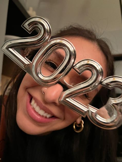 New Years Accessories, New Year’s Eve 2023, New Year’s Eve Photos, New Year Pics Ideas, New Year’s Eve Photo Ideas, New Year’s Eve Picture Ideas, New Years Instagram Pictures, Nye Photo Ideas, New Years Selfie