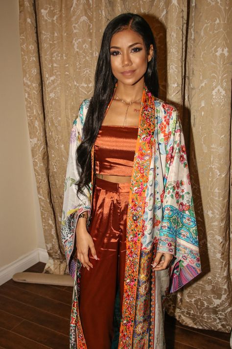 Jhene Aiko  - 15 Photos That Prove Jhene Aiko is a Style Chameleon Jhene Aiko Concert, Style Transformation, Jhene Aiko, Woman Personality, Moda Chic, Cooler Look, A Style, Fashion Killa, Kimonos