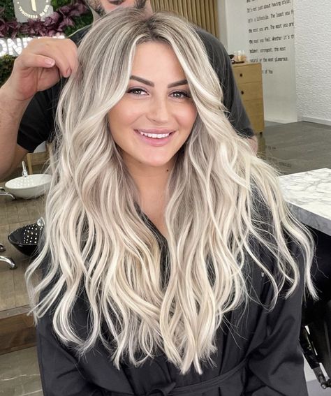 Ice Blonde Hair Brown Eyes, Long Blonde Dimensional Hair, Blonde Hair Front View, Balayage Hair Blonde 2023, Root Tap Platinum Blonde, Blonde Hair Color Ideas For Summer Long, Cool Blonde Dimensional Hair, Face Framing Blonde Hair, Highlights Blonde Hair 2023