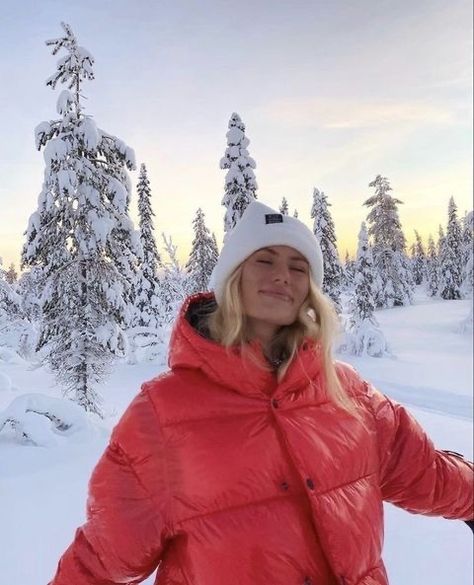 Mode Au Ski, Ski Pics, Ski Aesthetic, Ski Outfits, Ski Girl, Snow Trip, Ski Outfit, Winter Photoshoot, Winter Inspo