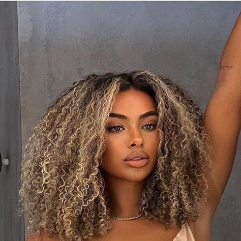 Curly Black Hair Blonde Highlights, Curly Weave Black Women, Mixed Race Blonde Hair, Curly Hair Hair Dye, Balayage Afro Hair, Blonde Afro Hair Black Women, Curly Blonde Hair Black Women, Ash Blonde Highlights Curly Hair, Blonde Natural Curly Hair