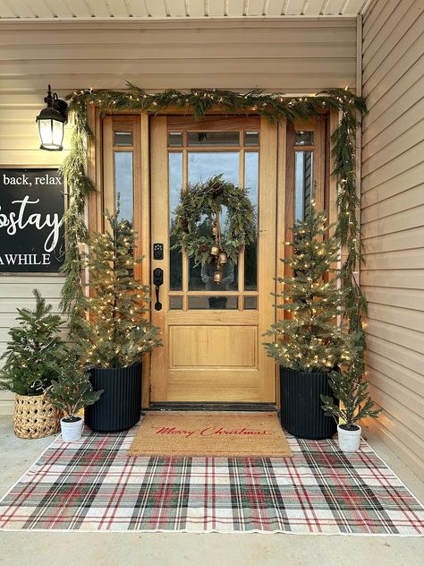 Outdoor Entryway, Christmas Apartment, Holly Jolly Christmas, Christmas Decor Inspiration, Christmas Front Porch, Christmas Interiors, Christmas Porch Decor, Jolly Christmas, Christmas Porch