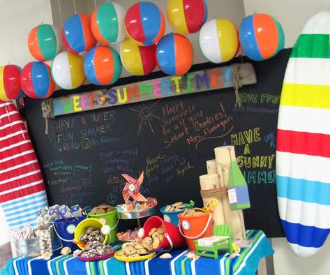 Host an awesome end of school year party and welcome summer in style! Here is a ton of inspiration that will make your summer kick-off great! 36 End of School Year Party Ideas - Tipsaholic.com, #party, #DIY, #summer, #school End Of School Year Party, Graduation Preschool, Beach Classroom, End Of The Year Celebration, Kindergarten Party, End Of Year Party, Staff Party, Teachers Appreciation, Beach Balls