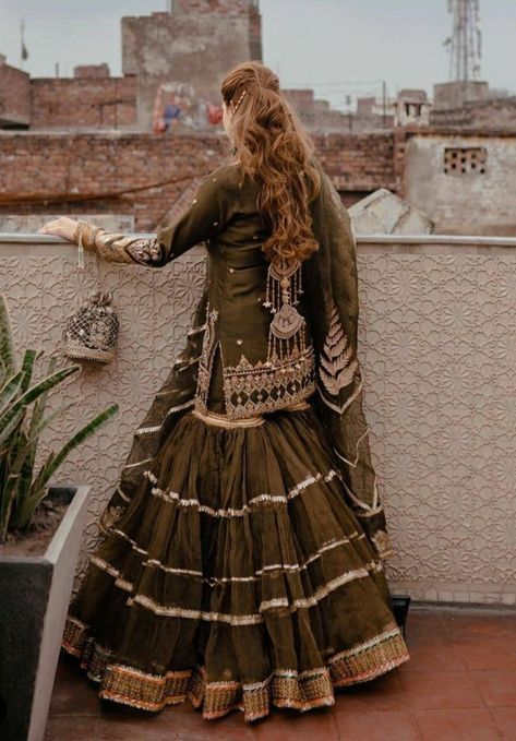 Mehendi Bridal Outfit, Mehndi Outfit For Bride, Mehndi Lehnga, Organza Kurti Designs Latest, Bride Photo Shoot, Mehendi Dress, Mehendi Bridal, Party Wear Gowns, Trendy Outfits Indian