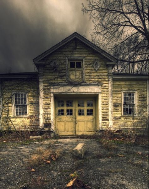 The unwelcoming garden of another former family home. Joo says: ‘I live 20 minutes from the city in one direction and 20 minutes or less from the country side in the other direction. There is lots of abandoned stuff throughout the city, and tons of abandoned and forgotten homes and towns through the countryside.’ Abandoned Ohio, Scary Houses, Old Abandoned Buildings, Creepy Houses, Old Abandoned Houses, Old Mansions, This Old House, Livingstone, Abandoned Mansions