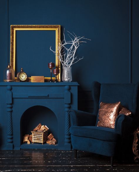 Couleur profonde et intense, intimiste et réconfortante, cosy et contemporaine… Le bleu nuit fascine et s’impose comme la nouvelle couleur intemporelle dans l’univers de la déco. On l’associe en total look ou par petites touches, sur les murs ou le mobilier, avec des couleurs claires ou sombres… Malgré les apparences, le bleu nuit a plus d’un tour dans son sac. Découvrez 10 façons de l’adopter chez vous ! Navy Blue Paint Colors, Resene Colours, Navy Blue Paint, Blue Paint Colors, Hotel Interiors, Alphonse Mucha, Cozy Space, Blue Paint, Color Collection