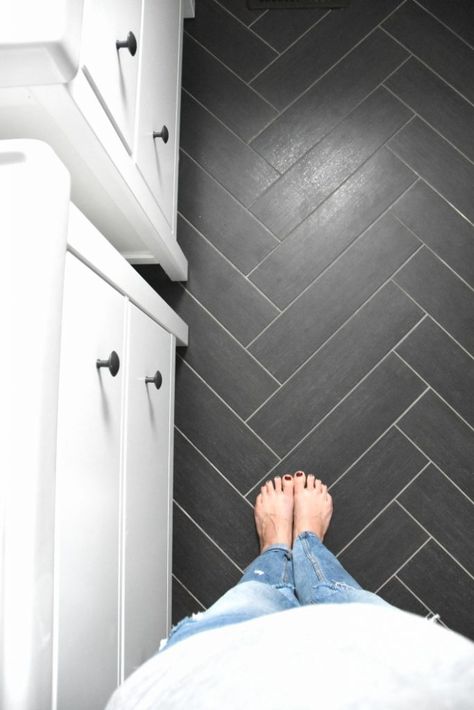 Classic gray, white, and black bathroom with herringbone tile floors | Home Decor on a budget | Copy this bathroom design - click through for sources! Gray White And Black Bathroom, White And Black Bathroom, Black Tile Bathrooms, Herringbone Tile Floors, Bad Inspiration, Set Sofa, Herringbone Floor, Home Decor On A Budget, Herringbone Tile