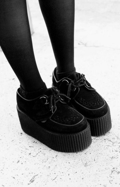 tumblr Underground Creepers, Black Creepers, Platform Creepers, Look Grunge, Goth Shoes, Creepers Shoes, Gothic Shoes, Mode Inspo, Pretty Shoes