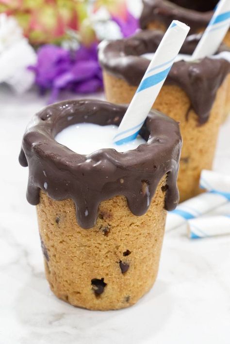 Chocolate Chip Cookie Cups, Cookie Shots, Cookie Cups Recipe, Chocolate Chip Cookie Cake, Edible Cookies, Milk And Cookies, Cake With Cream Cheese, Chocolate Chip Cookie Dough, Chocolate Chip Cookie