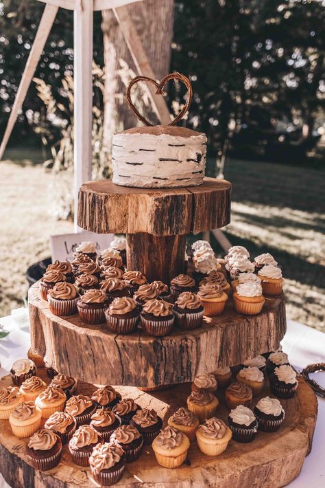 Woodland Wedding Cake With Cupcakes, Southern Wedding Cakes Rustic, Rustic Cake Table Ideas, Western Wedding Bride And Groom Table, Small Country Wedding Cake, Western Wedding Desserts, Western Wedding Cupcake Ideas, Western Cupcakes Wedding, Southern Chic Wedding Ideas