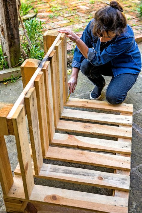 Pallet Bike Racks, Rack Velo, Diy Bike Rack, Bike Hooks, Spring Afternoon, Bicycle Storage, Bicycle Rack, Bike Shed, Bike Stand