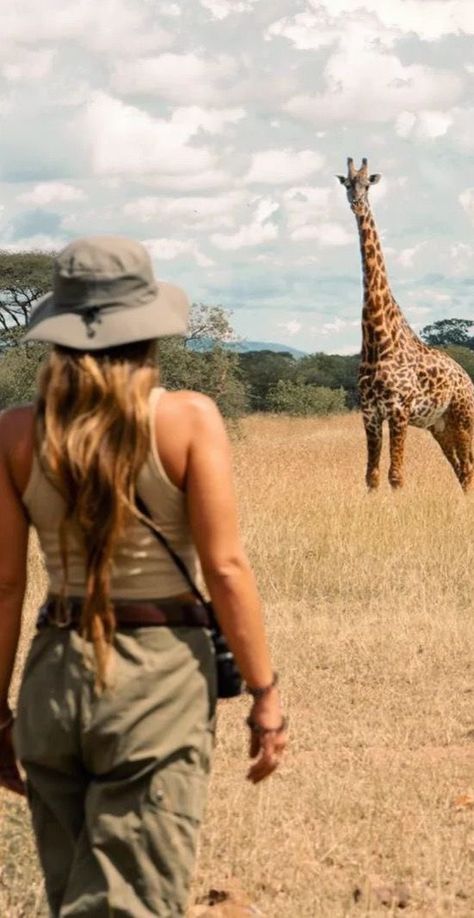 Safari Holiday Outfit, Wildlife Outfit Women, South Africa Photos, Safari Inspired Outfit Women, Wildlife Biologist Outfit, Trip To Africa Outfit, South Africa Trip Outfits, Tanzania Outfit Ideas, Africa Travel Outfit