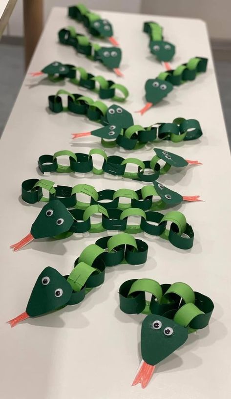 Knutselen ideeën voor kleuters van 4 / 5 jaar - Mamaliefde Jungle Theme Arts And Crafts, Jungle Animal Crafts For Toddlers, Rain Forest Craft, Jungle Games For Kids, Rainforest Art For Kids, Jungle Arts And Crafts, Rainforest Crafts For Kids, Safari Crafts Preschool, Jungle Crafts Preschool