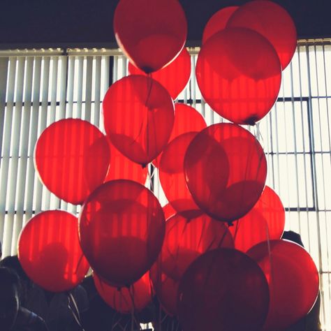 love red balloons Loving Him Was Red, I See Red, Aesthetic Red, Have Inspiration, Rainbow Aesthetic, Red Balloon, Foto Art, Cherry Bomb, Aesthetic Colors