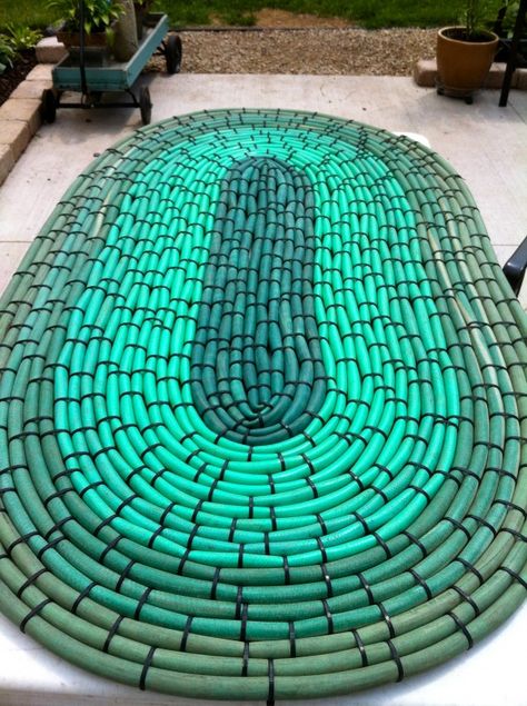 Recyled Hose Rug in garden 2 diy  with rug Recycled Hoses Garden Old Garden, Oval Rug, Recycled Garden, Garden Hoses, Outdoor Crafts, Outdoor Diy Projects, Creative Gardening, Kew Gardens, Ideas Garden