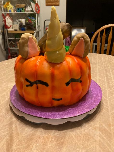 This pumpkin got all dressed up like a unicorn werewolf. Pumpkin Unicorn, Unicorn Birthday Party Cake, Halloween Pumpkin Cake, Gold Fondant, Sculpted Cake, Cupcakes Wallpaper, Cocktail Party Decor, Halloween Infantil, Christmas Cocktail Party