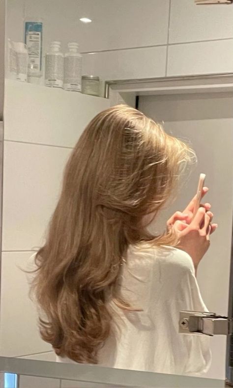 Nice Hair Aesthetic, 90e Blowout Hair, Big Bouncy Hair 90s, Aesthetic Haircuts Long Hair, Hair Cuts Wavy Hair Long, Thinned Out Hair, Dirty Honey Blonde Hair, Blowed Out Hair, Aesthetic Blowout