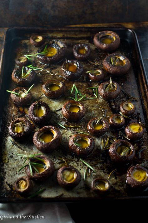 Rosemary roasted mushrooms Roasted Oyster Mushrooms, Oven Roasted Mushrooms, Portabella Mushrooms Recipes, Garlic Mushrooms Recipes, Roasting Garlic In Oven, Mushroom Side Dishes, Party Side Dishes, Roasted Vegetables Oven, Thyme Recipes