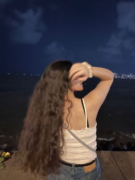 📍marine drive, mumbai Marine Drive Photography, Mumbai Outfits Women, Marine Drive Mumbai Photo Poses, Mumbai Photo Poses, Marine Drive Photo Poses, Mumbai Photography Poses, Mumbai Outfit Ideas, Marine Drive Mumbai Aesthetic, Mumbai Girl Aesthetic