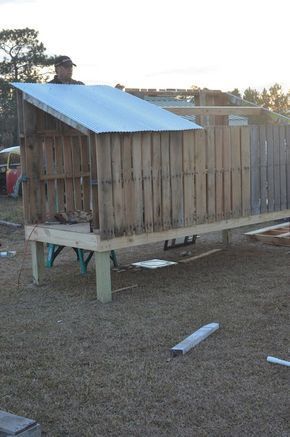 Pallet Chicken Coop, Chicken Coop On Wheels, Chicken Coop Pallets, Mobile Chicken Coop, Walk In Chicken Coop, Chickens In The Winter, Easy Chicken Coop, Portable Chicken Coop, Coop Ideas