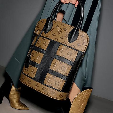 Louis Vuitton Tressage Tote bag in Monogram Reverse canvas Τσάντες Louis Vuitton, Sac Michael Kors, Rare Louis Vuitton, Sac Louis Vuitton, Louis Vuitton Tote Bag, Louis Vuitton Tote, Handbag Shoes, Vuitton Bag, Louis Vuitton Bags