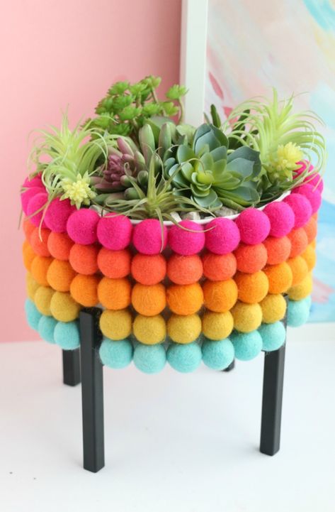 16 Pom-Pom Decor Crafts to Try in Your Home - Design Improvised Diy Rainbow Decorations, Diy Plant Pot, Upcycle Furniture, Diy Pom Pom, Diy Rainbow, Pom Pom Crafts, Deco Boheme, Diy Creative Crafts, Diy Creative