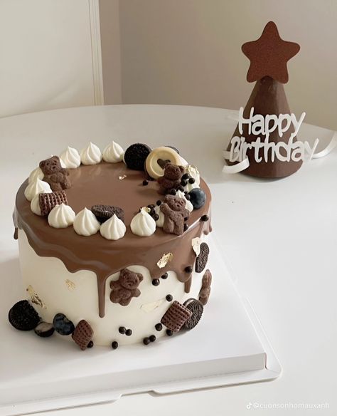 Aesthetic Chocolate Cake, Chocolate Cake Aesthetic, Kue Disney, Chocolate Cake Birthday, Birthday Chocolate Cake, Kue Macaroon, Perfect Lifestyle, Resipi Kek, Chocolate Birthday Cake