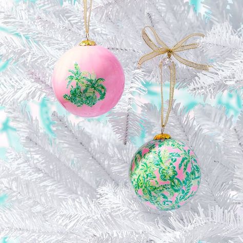 Lilly Pulitzer on Instagram: “Don’t let these gifts slip away...last chance to receive limited edition printed ornaments with your $75 spend! (Stay tuned: Beginning at…” Preppy Christmas Tree, Lilly Pulitzer Christmas, Preppy Christmas, Christmas Ornament Sets, Christmas Print, Holiday Inspiration, Christmas Is Coming, Christmas Prints, Christmas Balls