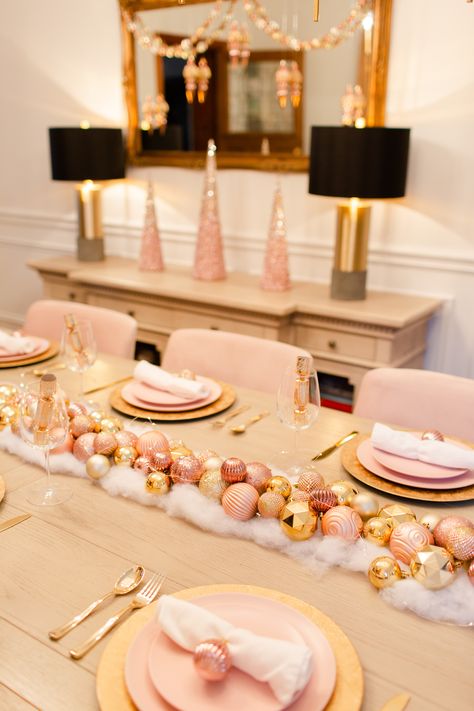 Pink Christmas Decorations Table, Christmas Pink Table Decor, Pink And Gold Dining Room, Pink And Gold Christmas Table Decor, Pink White And Gold Christmas Decor, Christmas Table Pink, Rose Gold Christmas Table Setting, Pink And Gold Tablescape, Pink Christmas Table Decorations