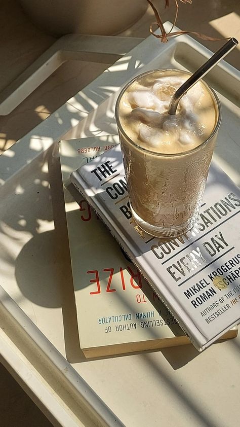 Iced Coffee Aesthetic, Moritz Hau, Coffee Vs Tea, Coffee Lifestyle, Coffee Pins, Aesthetic Cafe, Aesthetic Dump, Coffee Instagram, Coffee Obsession