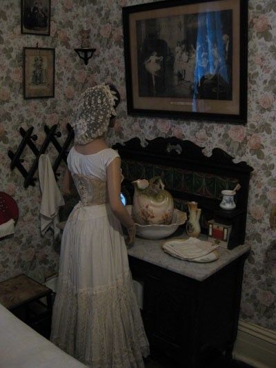 Victorian Era Kitchen, 1900 Bedroom, 1920s Bedroom, 1900s Aesthetic, Fan Skirt, Victorian Life, Victorian Bedroom, Old Manor, Old Stuff