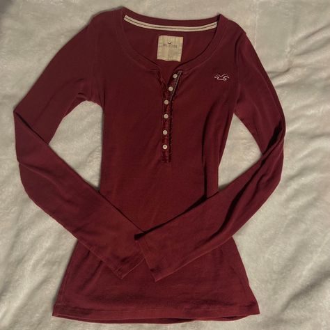 Aesthetic Hollister Clothes, Henley Shirt Aesthetic, Henley Top Outfit Y2k, Henley Top Outfit Aesthetic, 2000s Tops Aesthetic, Vintage Hollister Top, Henley Tops Aesthetic, Wine Top Outfit, Henley Aesthetic