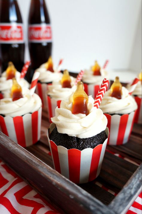 Soda Pop Cupcakes, Charcuterie Individual, Cup Charcuterie, Grazing Cups, Charcuterie Diy, Coca Cola Cupcakes, Cola Cupcakes, Charcuterie Cup, Coke Cupcakes