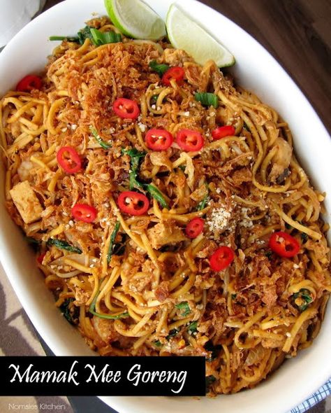 Mee Goreng Recipe, Mee Goreng Mamak, Fresh Egg Noodles, Mee Goreng, Masakan Malaysia, Sup Ayam, Malay Food, Malaysian Cuisine, Dried Chillies