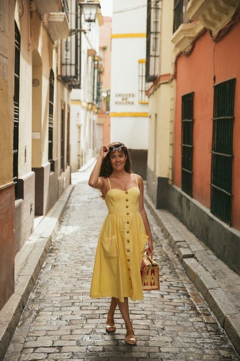 Walking in Seville - The Londoner Spain Outfit Ideas, European Travel Outfit, Outfits For Spain, Spain Outfit, Perjalanan Kota, Spain Summer, Europe Travel Outfits, Spain Fashion, Spain Trip